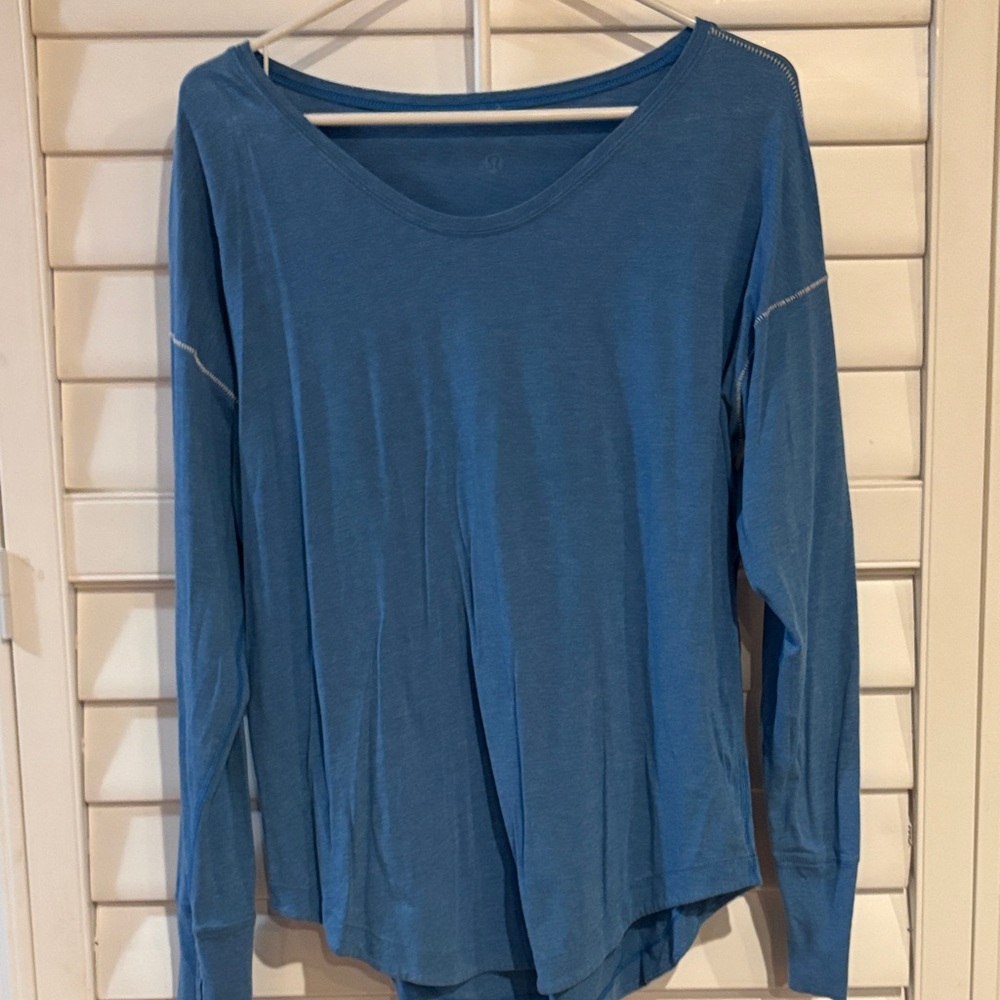 Women's Blue Long Sleeve Lululemon Top. Item 226